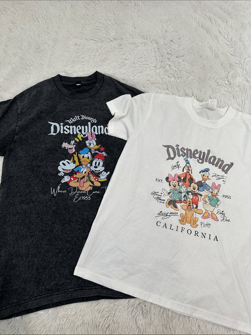 🎾 Bundle of 2 Disneyland T-Shirts S/M